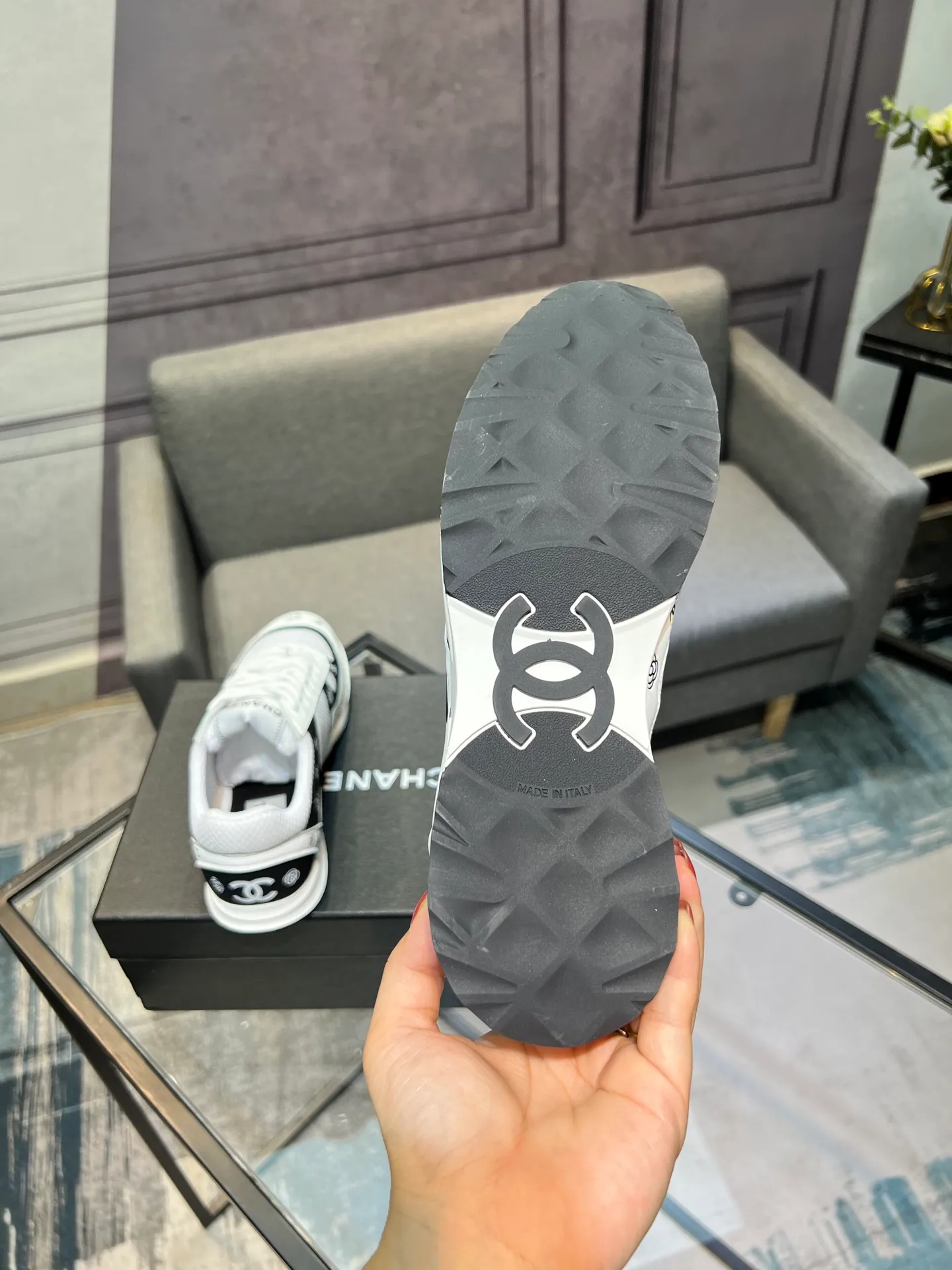 Men's men's shoes 💰640 Exclusive real shot (top version) CHANEL Chanel 2025ss color matching thick-soled casual sports shoes and sneakers. The counter is synchronized. The counter is very popular. A shoe that is very difficult to buy. The most popular thick-soled panda shoes on the Internet. It can be imagined that Xiaoxiang control can't miss it. It has both good looks and comfort. Simple and versatile white shoes. The thick sole increases the height and is super versatile. Close your eyes and wear it. Whoever wears it will look better. Upper: calfskin Lining: imported sheepskin lining Outsole: TPU original outsole Size: 35-44 (customized for women 41 and 40, and 45 for men)